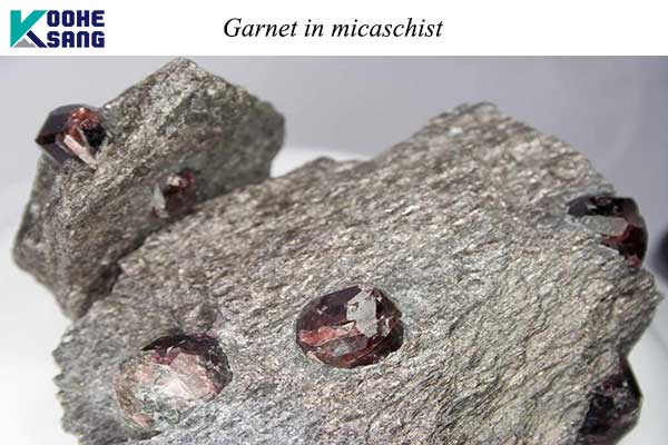 گارنت چیست و در چه سنگ هایی یافت می شود؟ 5 یاقوت در سنگ دگرگونی